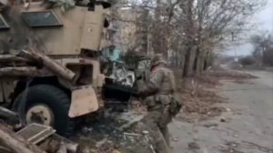 Русский боец "троллит" бандеровского главкома Сырского!