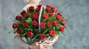 Классический вариант корзины из роз