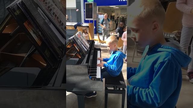 Мальчик потрясающе играет на пианино в аэропорту: 10-летний Харрисон играет кавер Людовико Эйнауди смотреть онлайн