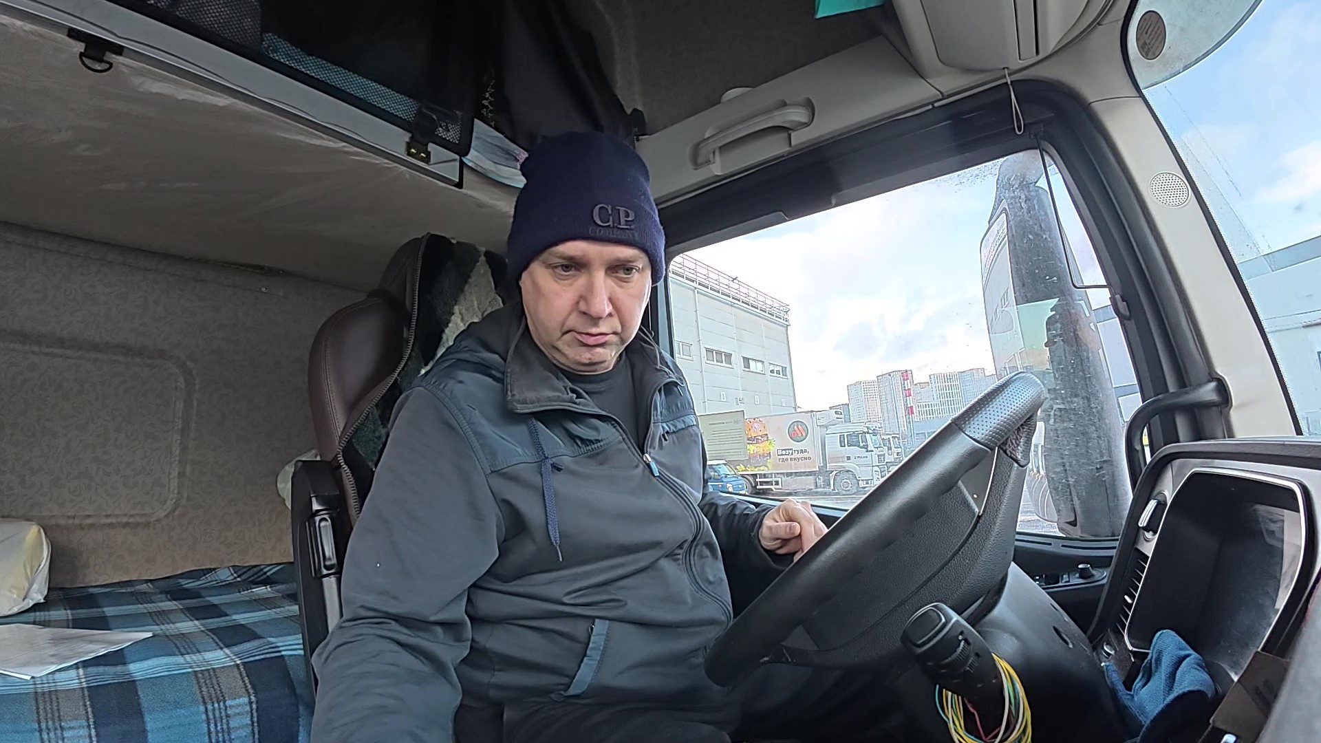 Два месяца в кабине. Лёгкая работа дальнобойщика. смотреть онлайн