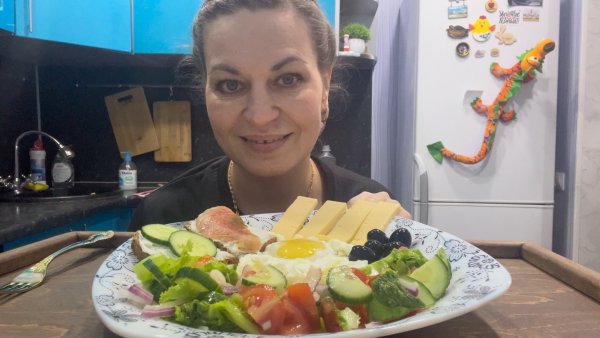 МУКБАНГ ЯИЧНИЦА ОВОЩНОЙ САЛАТ БУТЕРБРОДЫ/MUKBANG ЕДА ОБЖОР