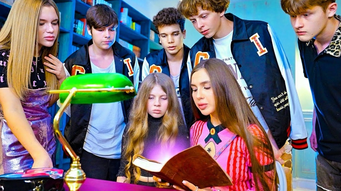 ДИАНА НАШЛА ЛИЧНЫЙ ДНЕВНИК ПРОПАВШЕЙ УЧЕНИЦЫ! ЕГО НЕЛЬЩЯ БЫЛО ЧИТАТЬ! смотреть онлайн