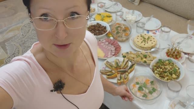 Видео привет с праздничного стола... Декабрь 2025 года. смотреть онлайн