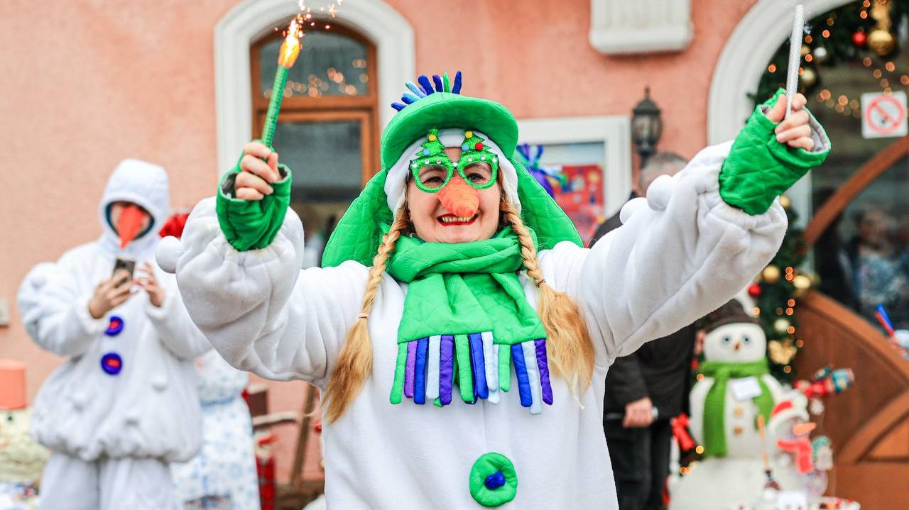 (12+) Снега еще нет, но снеговики уже на месте: всё благодаря традиционному фестивалю смотреть онлайн