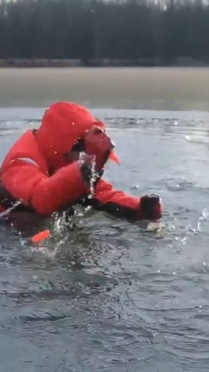 Как спастись, если провалился под лед? Проверяем 3 способа  #снастиздрасьте