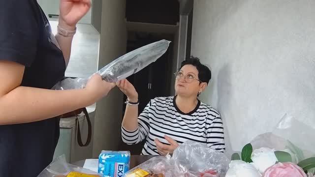 ПОВСЕДНЕВНАЯ ЖИЗНЬ В СЕЛЕ /С УТРА СЕГОДНЯ НАМОТАЛИ// РАСПАКОВКА смотреть онлайн