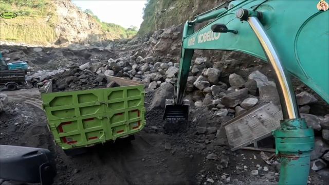 Строительство, экскаватор копает песок смотреть онлайн