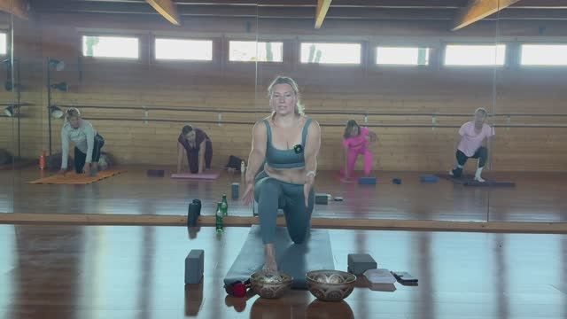 Силовая йога с акцентом на мышцы кора смотреть онлайн