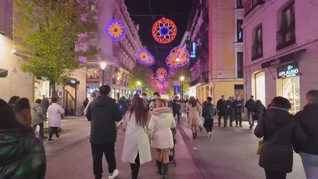 МАДРИД, Испания 🇪🇸 Рождественские ярмарки и зимняя цветная пешая экскурсия в формате 4K смотреть онлайн