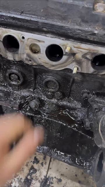 Двигатель автомобиля в мазуте которому 30 лет🤣 #автолайфхак #автоюмор #автоблог #гараж #auto смотреть онлайн