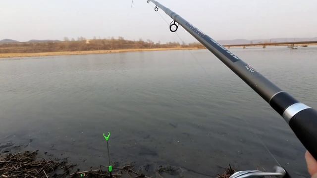 Весенняя рыбалка на реке. Ловля краснопёрки УГАЙ. смотреть онлайн