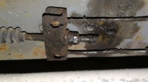 Подтягиваем трос ручника на Калине 1