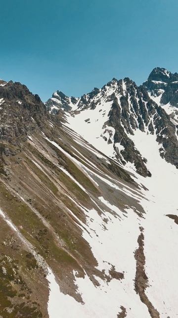 Захватывающий вид с воздуха на заснеженные горы. смотреть онлайн