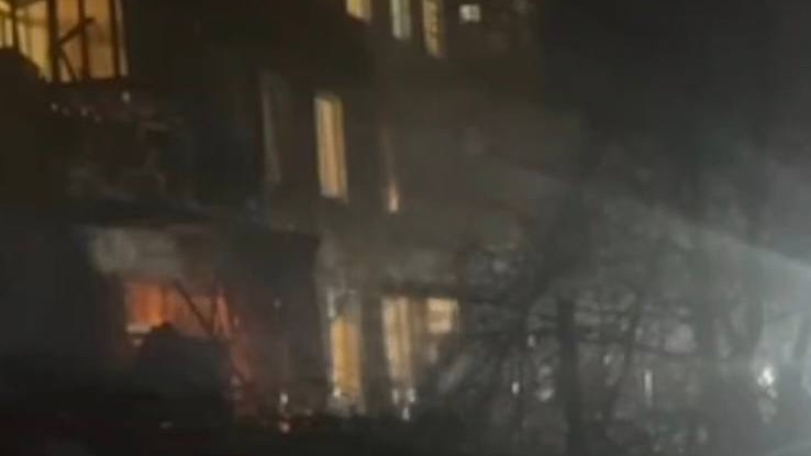 Появились кадры атаки БПЛА на Волгоград. Атакованы жилые дома.08.12.2025 смотреть онлайн