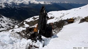 Экскаватор Volvo EC750E убирает снег в горах Австрии.