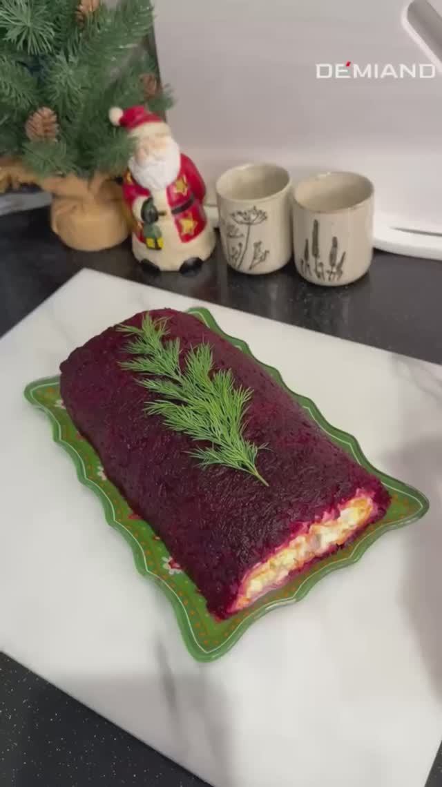 Селедка под шубой!Готовила в свое и любимом аэрогрилеDemiand, а рецепт нашла в приложении бренда.