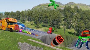 Полицейская машина против зомби, гигантская яма и спиннер в гонке с горы – BeamNG.drive