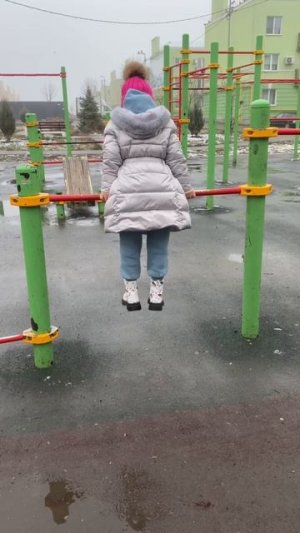 Моя лучшая подруга научила меня крутится 
на турнике