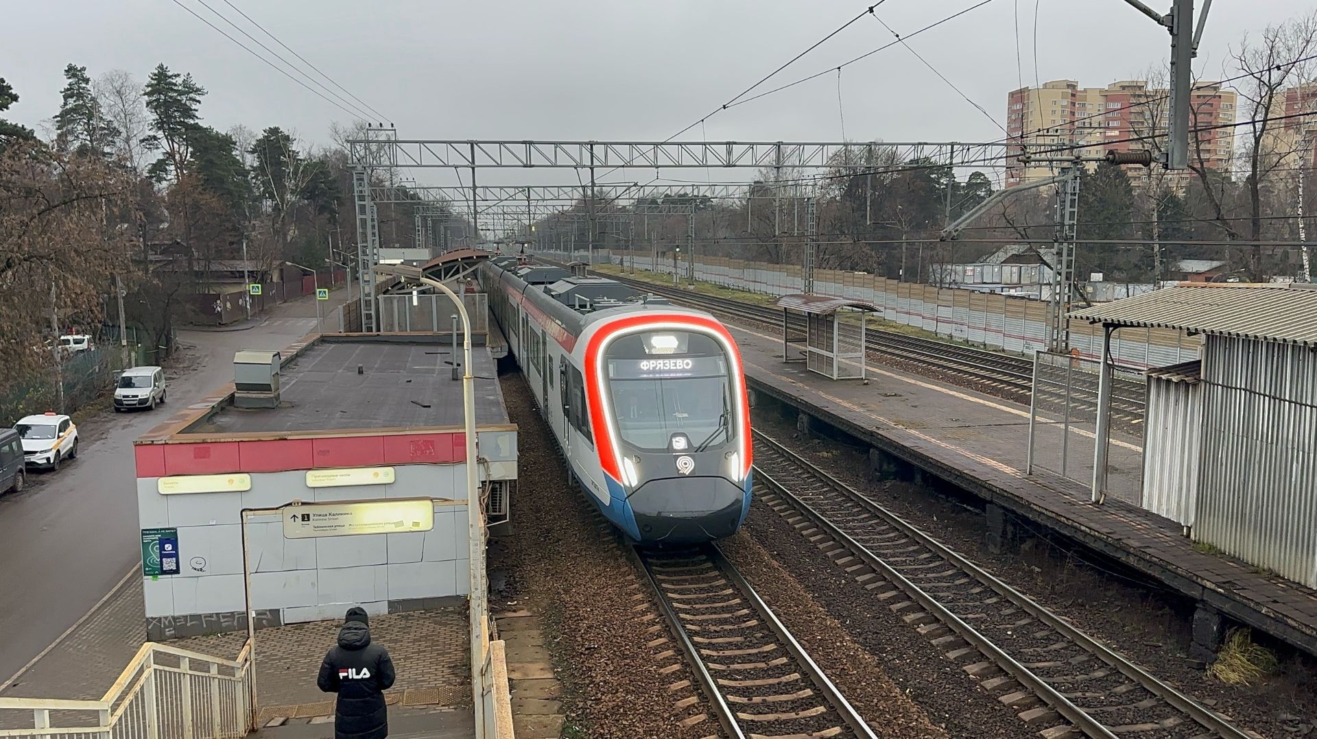 Новинка! Электропоезд «Иволга-4.0» ЭГЭ2ТВ на пл.Тайнинская, декабрь 2025 года смотреть онлайн