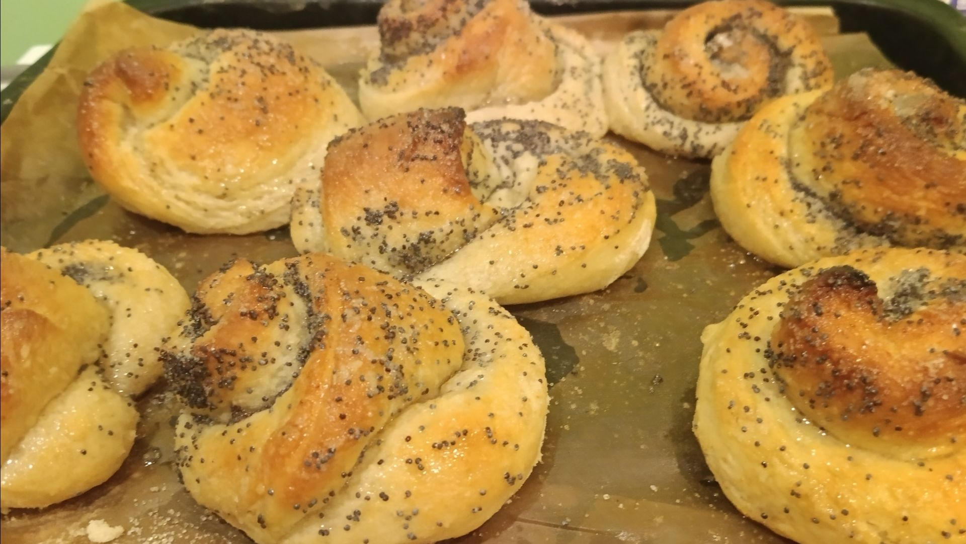 Сегодня у нас Праздник.Напекла пирогов целый стол. смотреть онлайн