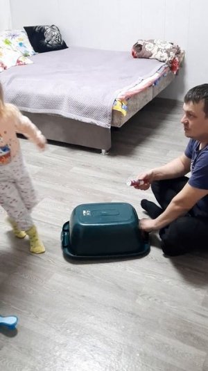 Показываю Анютке фокусы