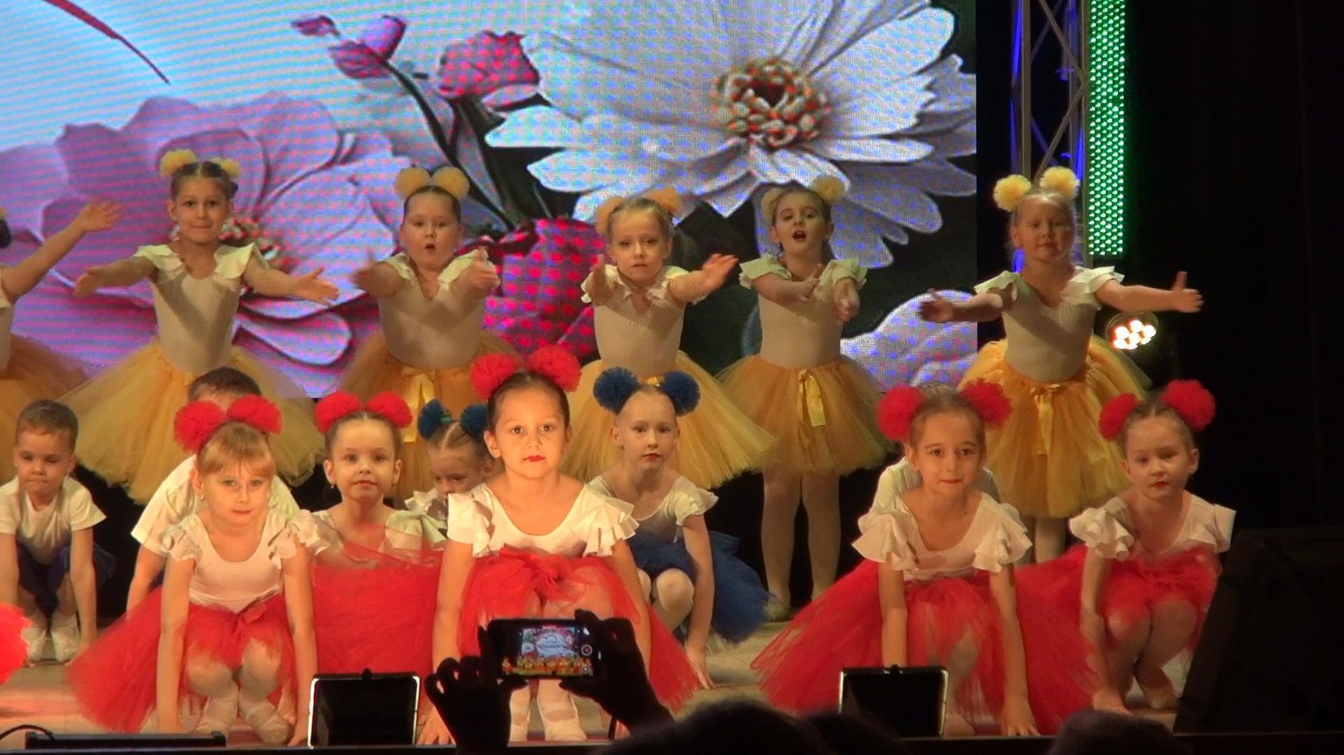 Детский танец "Горошинки цветные" - народный ансамбль танца "Радуница", рук. Марина Панфилова смотреть онлайн