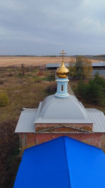 Рядом с ним расположены мемориальные плиты основателей