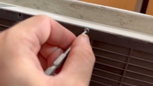 Выкручиваю слизанный винт всего за 2 минуты. Хитрость, с которой легко открутить любой мелкий крепеж