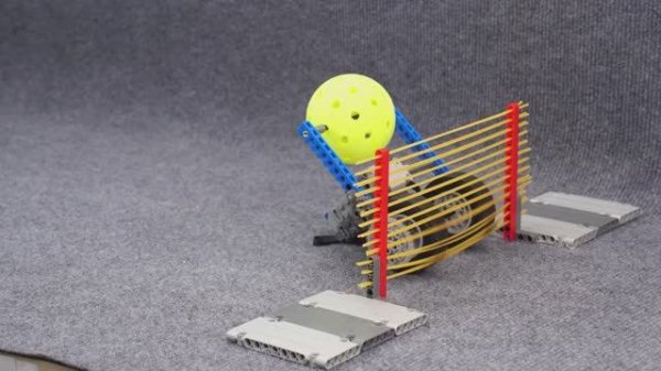 Эксперимент по разбиванию стены скоростным автомобилем LEGO