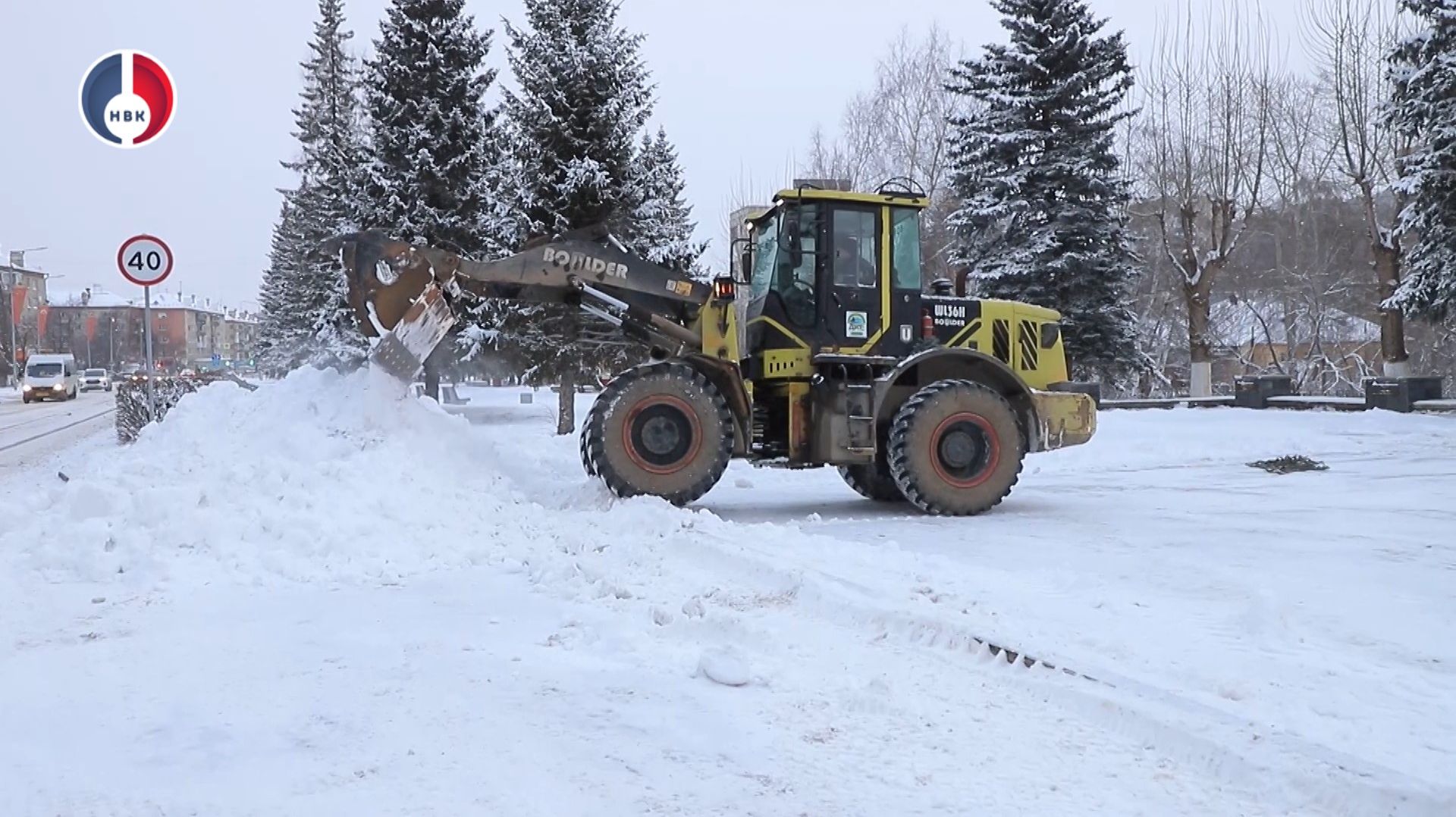 В Новоуральске все дни и в круглосуточном режиме на расчистке работали сотрудники ДКС смотреть онлайн