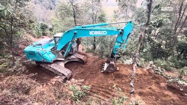 Экскаватор Kobelco работает без остановок, чтобы впервые добраться до отдаленной деревни |