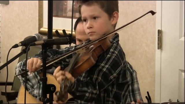 Мальчик играет кантри на скрипке смотреть онлайн