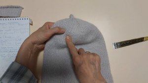 Обзор вязания трендовой шапки с пипкой