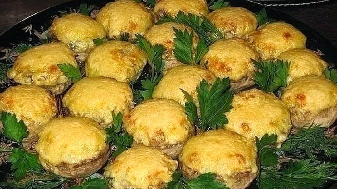 ФАРШИРОВАННЫЕ ШАМПИНЬОНЫ С СЫРОМ В ДУХОВКЕ 😋👍 смотреть онлайн