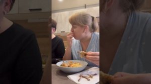 Еда на камеру / На завтрак и обед / макароны с курицей / я кормлю мамочку /