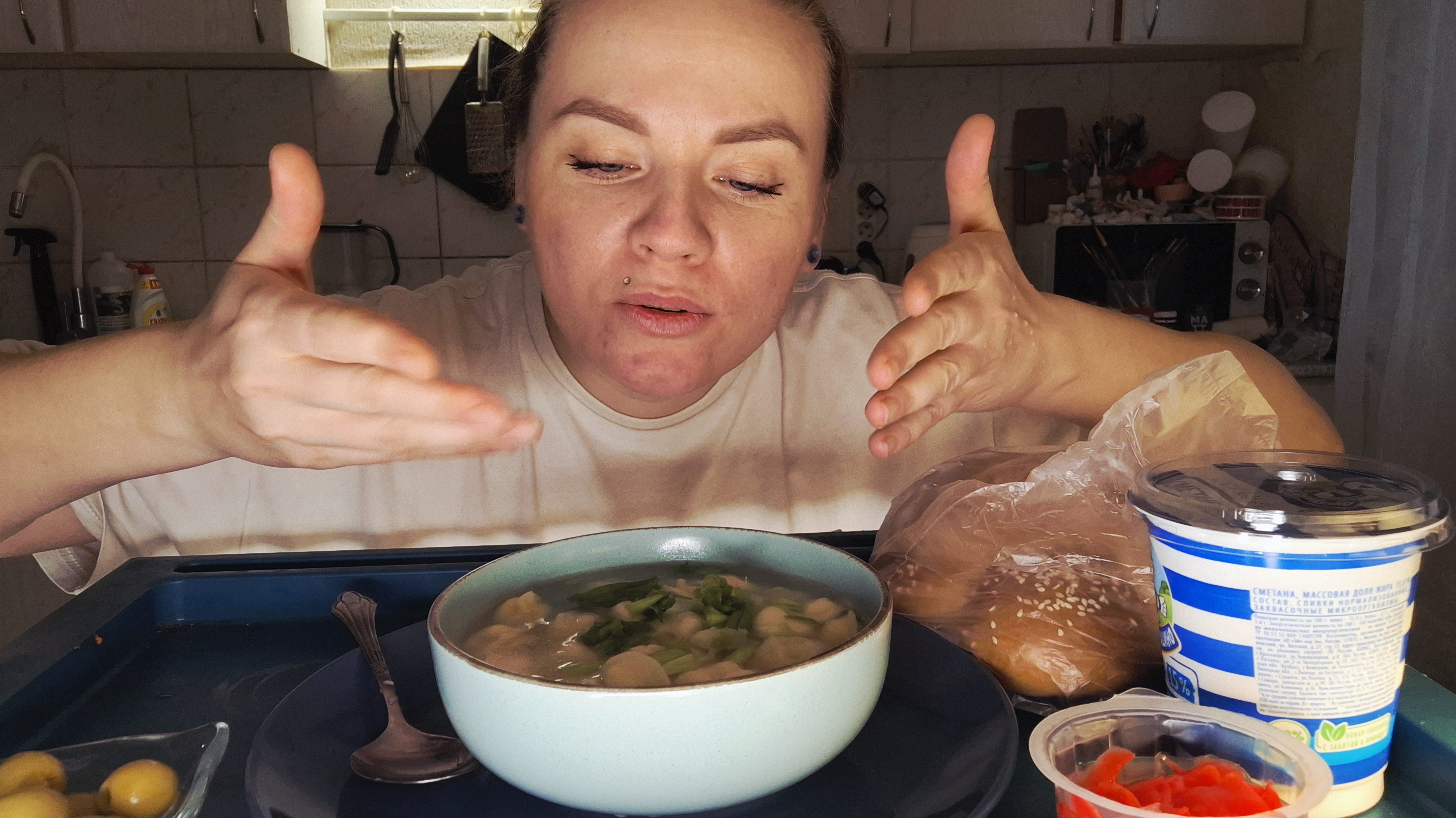 Мукбанг пельмешки с бульоном, хлеб из пекарни, оливки #обед #Мукбанг смотреть онлайн