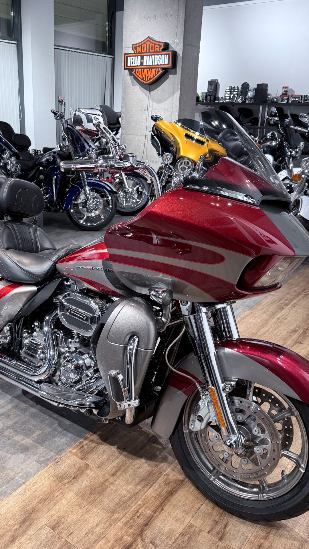 2016 CVO Road Glide (Ruby Red / Palladium Silver) смотреть онлайн