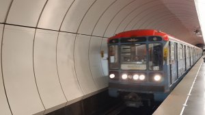 Метро Москвы красивая станция Фонвизинская Люблинско-Дмитровская линия прибытие и отправление поезда