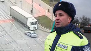 Инспектор ДПС на ходу остановил фуру с водителем без сознания в Москве