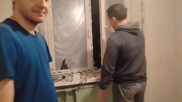 Первый выходной, иду в гости к Паше. Демонтаж старой стяжки на кухне. смотреть онлайн