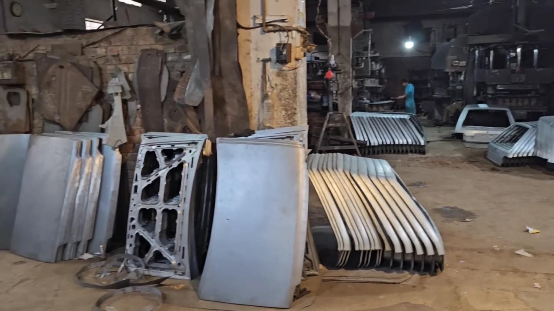 Процесс изготовления автомобильного капота на пакистанском заводе сногсшибателен смотреть онлайн