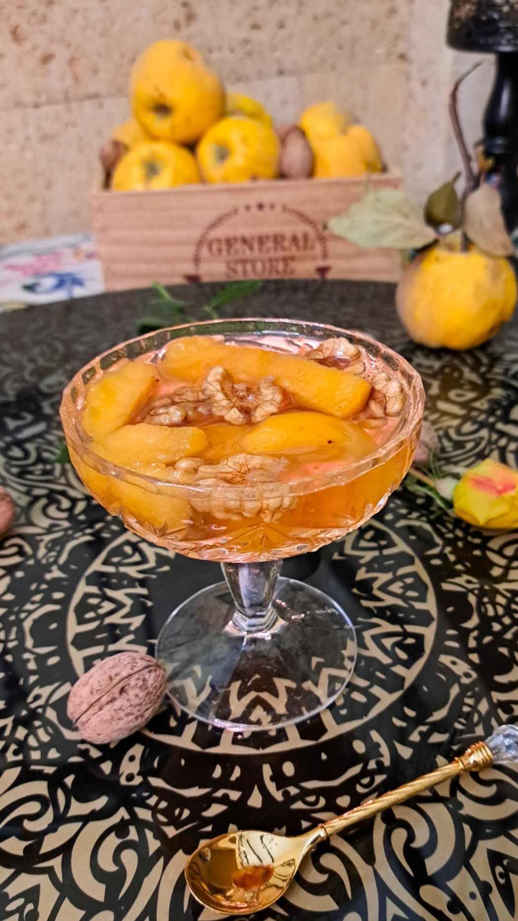 Варенье из айвы с грецкими орехами.