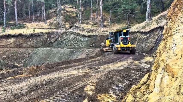 Как грейдер Deere 670 ремонтировал дороги, размытые бушующими водами #johndeere #грейдер