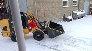 Уборка ПЕРВОГО СНЕГА новым МИНИ-ПОГРУЗЧИКОМ