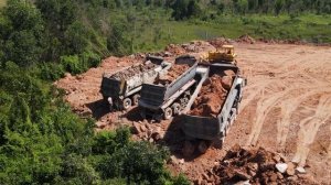 Part_11. Строительство дороги с использованием горного камня. Бульдозер толкает камни.