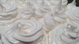 Самое простое безе, французская меренга - нежнейшее белоснежное облако.