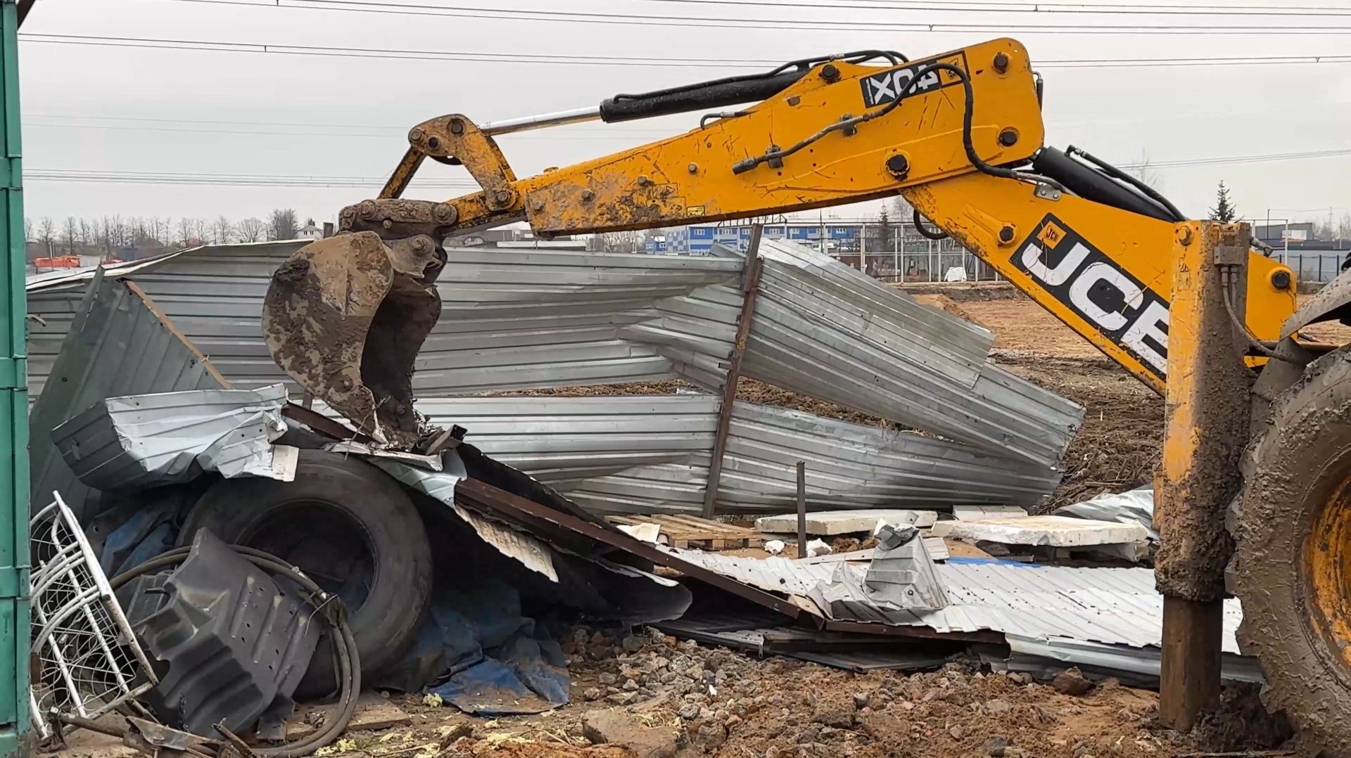 (12+) Очистка самозахваченных территорий началась в деревне Беляниново смотреть онлайн