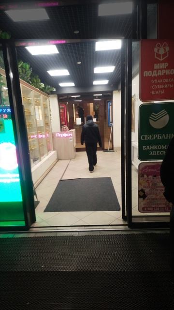 вот этот человек оскорбляет меня и ещё твкает мне