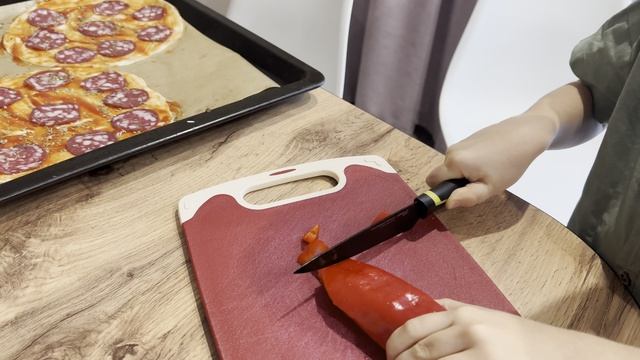 Марк и Мирон готовят пиццу на лепешке роти