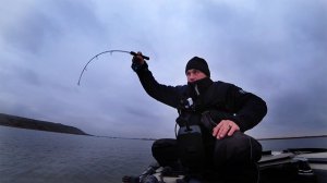 Зимняя рыбалка с лодки.Началось! Щуки и судаки атакуют в отвес